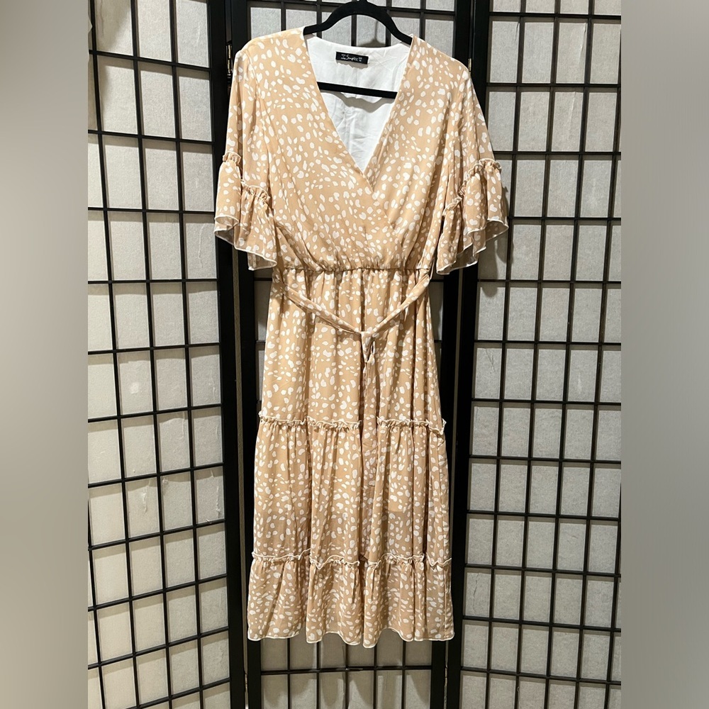 Simplee TIERED BOHEMIAN STYLE BEIGE AND WHITE MIDII DRESS- Size M